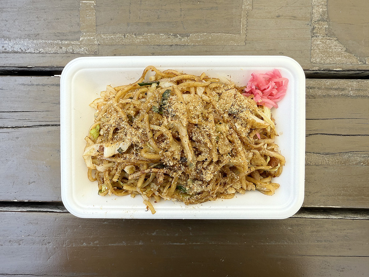 そして富士宮といえば『富士宮やきそばアンテナショップ』の「富士宮やきそば」並600円。 富士宮やきそばの基本となる蒸し麺、肉かす、イワシの削り粉に、キャベツやネギが具材として加わったクラシックな味わい。そのほか唐辛子入りのメニューもあります。